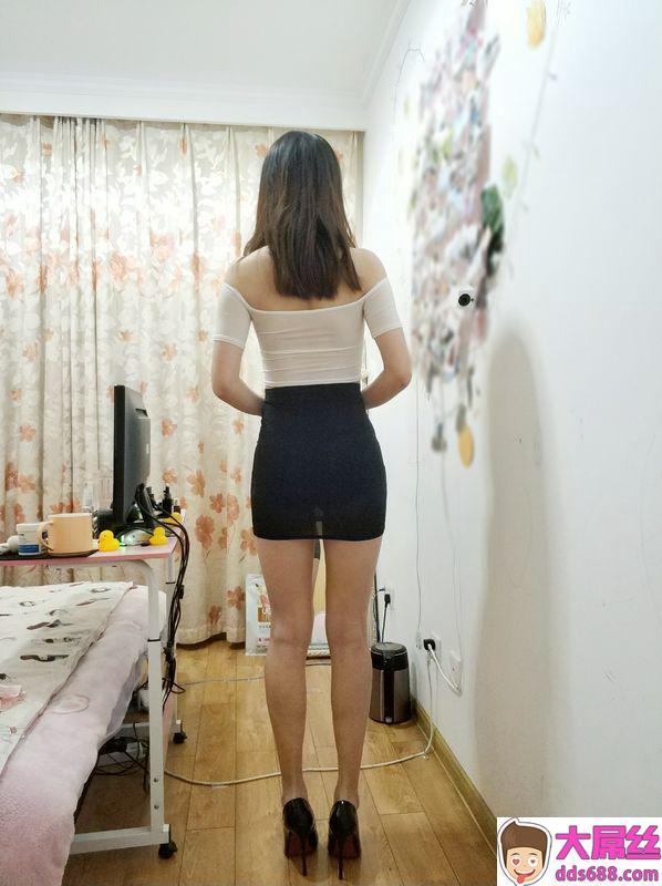 母狗日志8DDCLUB年底了,让小母狗正式和大家见个面,新买情趣套装,高跟美腿不解释