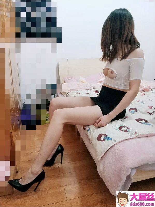 母狗日志8DDCLUB年底了,让小母狗正式和大家见个面,新买情趣套装,高跟美腿不解释