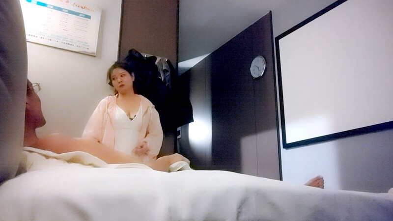 会所大神，叫两个漂亮小少妇一起口交，娇俏大奶子，夜夜笙歌玩得好开心刺激！