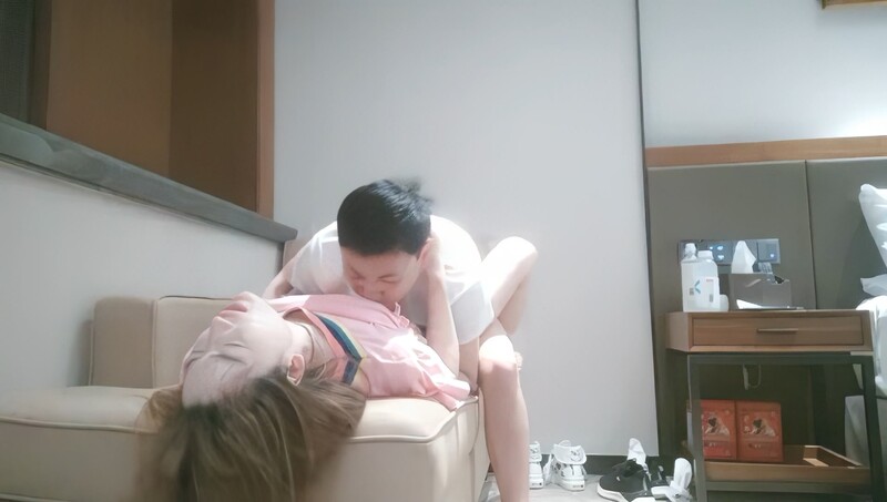 足浴店勾搭欲拒还迎的小少妇架不住重金诱惑酒店开房大长腿美乳激情爆操！