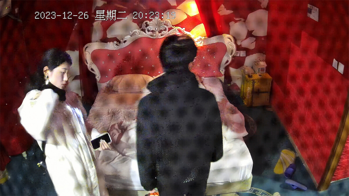 甜美气质极品女每个动作都充满了优雅，男友艳福不浅晚饭都不吃了，脱光开干爽歪歪！