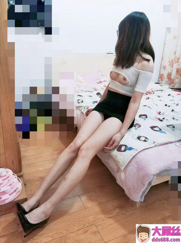 母狗日志8DDCLUB年底了,让小母狗正式和大家见个面,新买情趣套装,高跟美腿不解释