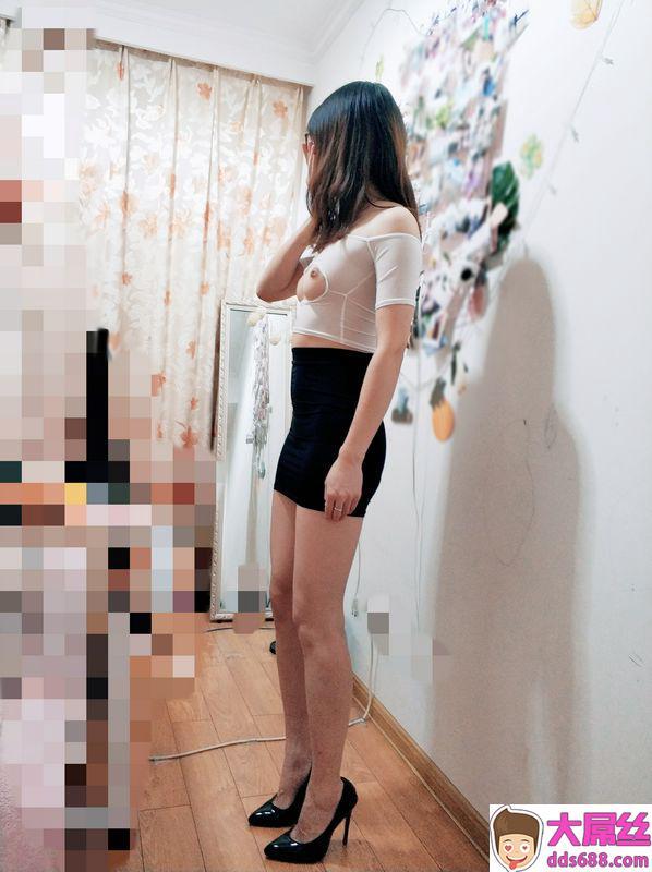 母狗日志8DDCLUB年底了,让小母狗正式和大家见个面,新买情趣套装,高跟美腿不解释