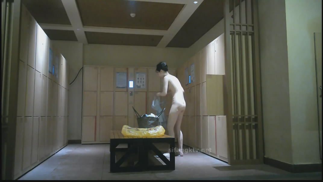 水上乐园更衣间四处游走把毛巾裹在头上样子有点搞笑的美女身材还不错