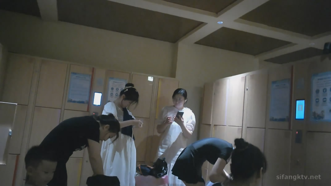 水上乐园更衣间四处游走把毛巾裹在头上样子有点搞笑的美女身材还不错