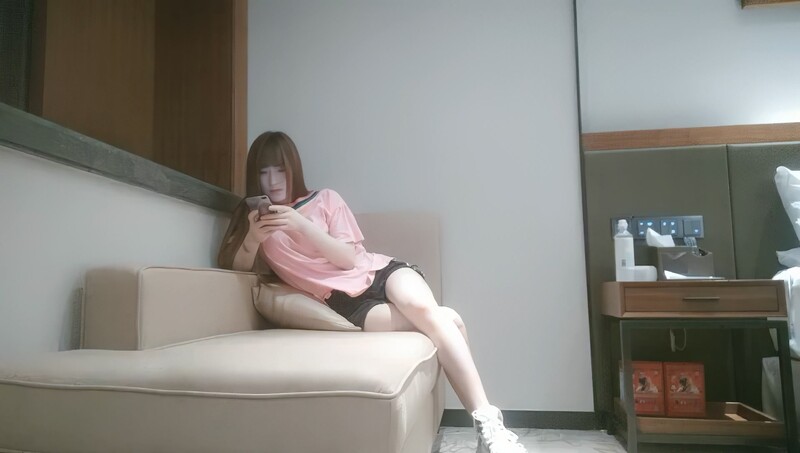 足浴店勾搭欲拒还迎的小少妇架不住重金诱惑酒店开房大长腿美乳激情爆操！