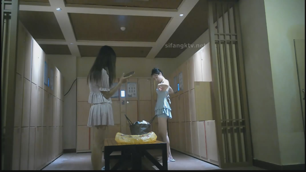 水上乐园更衣间四处游走把毛巾裹在头上样子有点搞笑的美女身材还不错