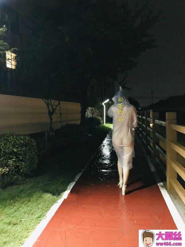 台风前的露出,雨有点大~依然是想在外面雨夜口交~口含棒根,缠吮轻嘬舒爽动情常常出其不意