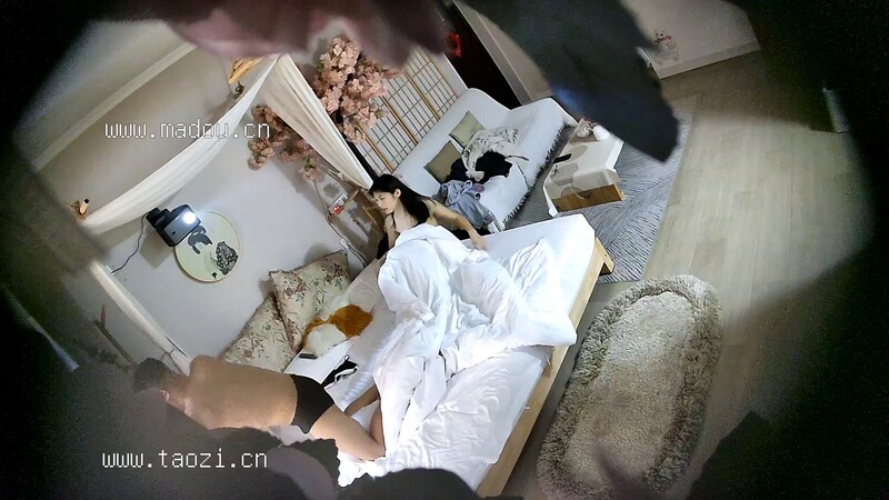 校园系列和蜜桃臀女友开钟点房亲吻做爱恋爱的感觉先打飞机生怕早泄干得女友很满意