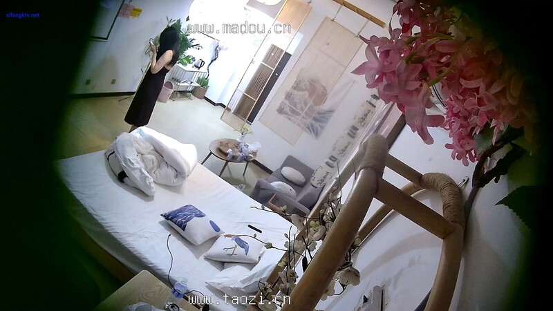 【酒店偷拍】美女遇渣男操爽了直接内射女的出钱买紧急避孕药，最牛逼的是直接全裸拿外卖，精彩佳作