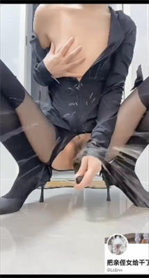 侄女和小叔的乱伦关系瘦弱的小侄女被小叔狠狠操的浑身发抖颤抖，每次一狠操拔出鸡巴，她都浑身发抖