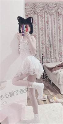 侄女和小叔的乱伦关系瘦弱的小侄女被小叔狠狠操的浑身发抖颤抖，每次一狠操拔出鸡巴，她都浑身发抖