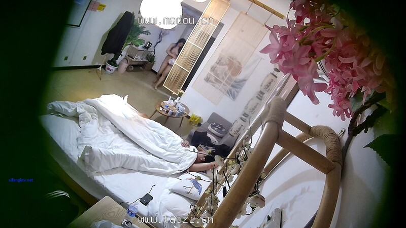 【酒店偷拍】美女遇渣男操爽了直接内射女的出钱买紧急避孕药，最牛逼的是直接全裸拿外卖，精彩佳作