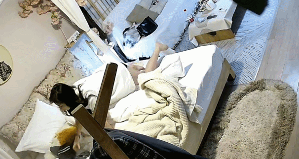 安防精品美女被按在沙发上亲吻摸胸插入后变淫娃