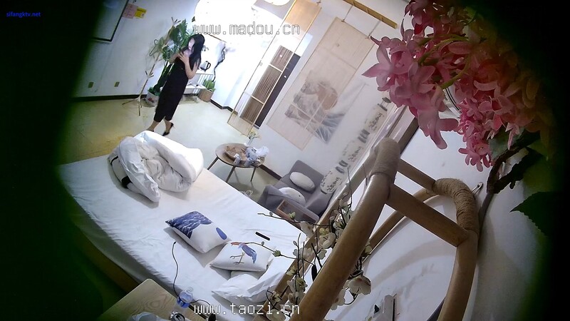 【酒店偷拍】美女遇渣男操爽了直接内射女的出钱买紧急避孕药，最牛逼的是直接全裸拿外卖，精彩佳作