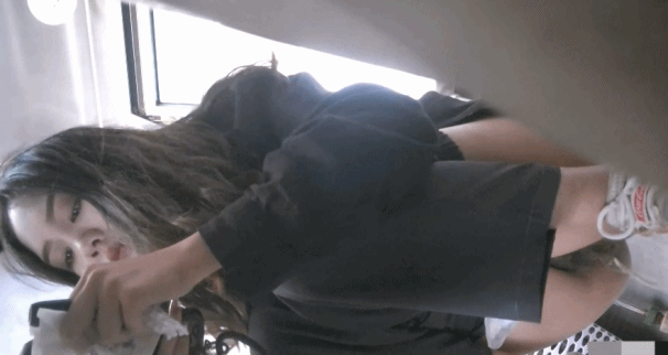 大学女厕全景偷拍20位漂亮学妹各种姿势嘘嘘各种美鲍亮瞎你的眼