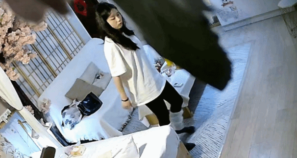 安防精品美女被按在沙发上亲吻摸胸插入后变淫娃