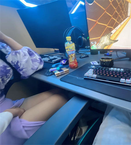 165CM 身材高挑漂亮御姐姐姐，网吧打游戏 丝袜美腿诱惑，狠操姐姐，没忍住内射了姐姐