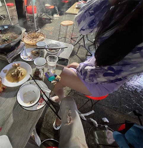 165CM 身材高挑漂亮御姐姐姐，网吧打游戏 丝袜美腿诱惑，狠操姐姐，没忍住内射了姐姐