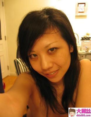 空姐艷照曝光家中全裸抱胸自拍