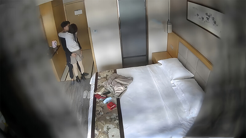 榜一大哥线下约炮网红女主肤白貌美酥胸大长腿，全程对话很有意思，很黄很暴力还很油腻