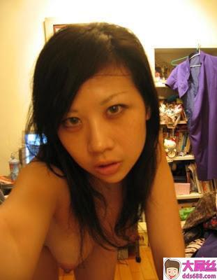 空姐艷照曝光家中全裸抱胸自拍