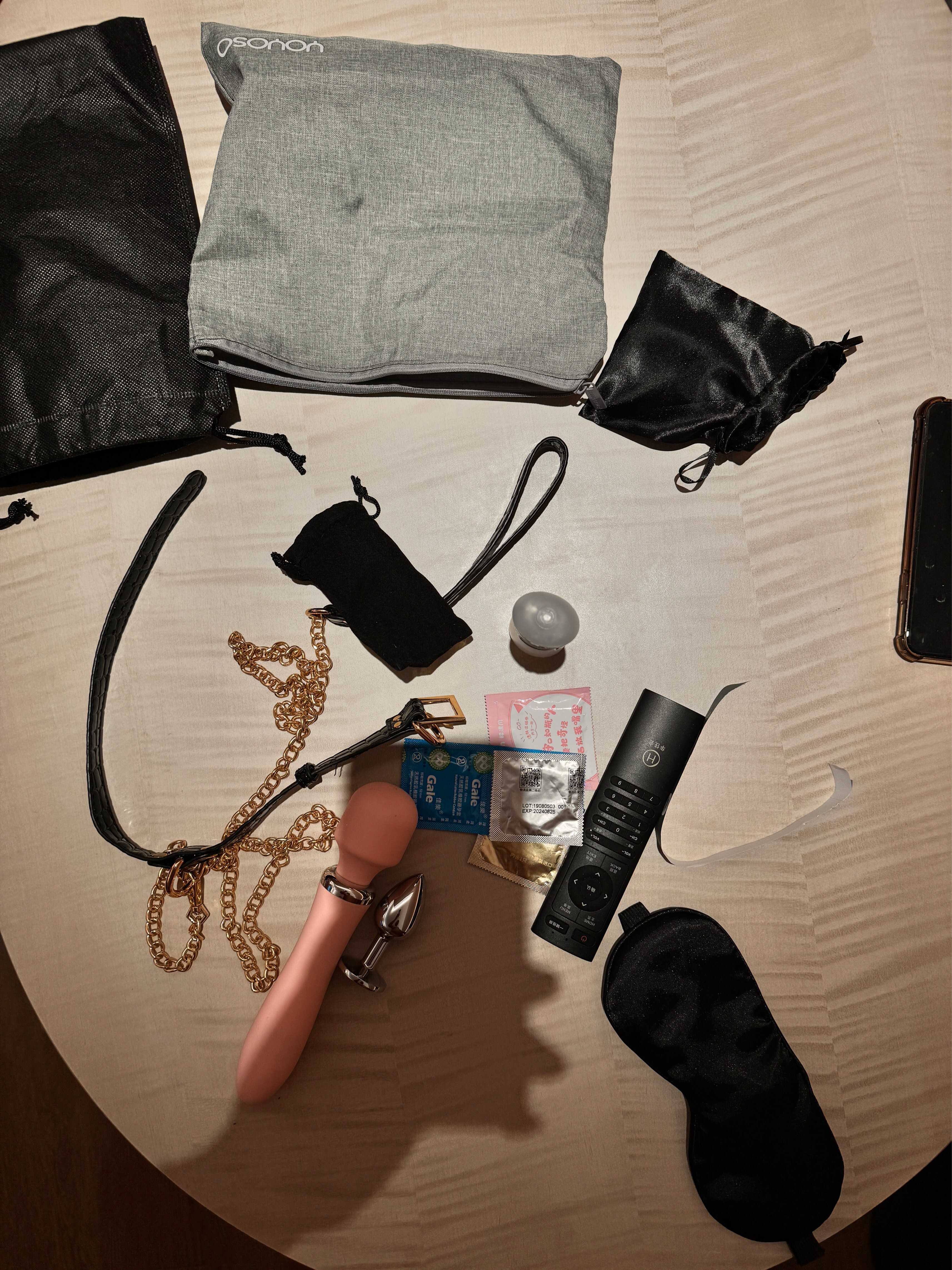 过年来一贴，兄弟们过年好啊。男人出差，骚货被落在了家里