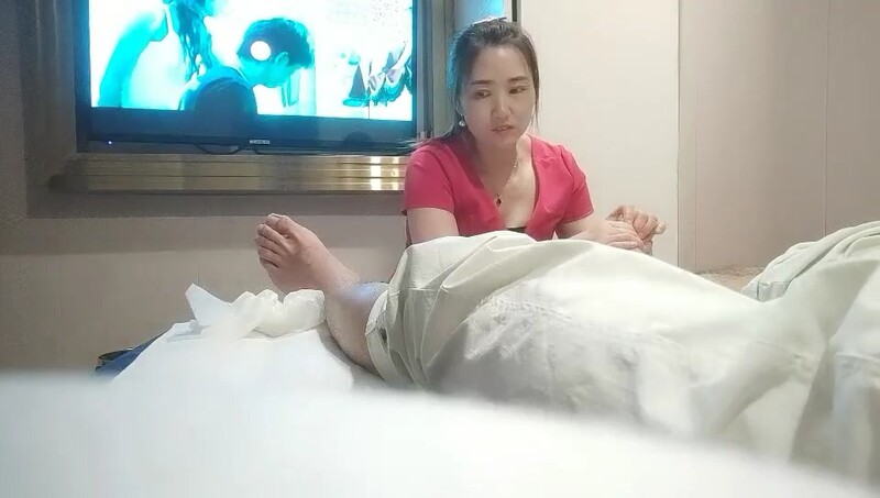 漂亮的小少妇  重金诱惑下 下班后来开房，肤白胸大人又骚，干得激情如火