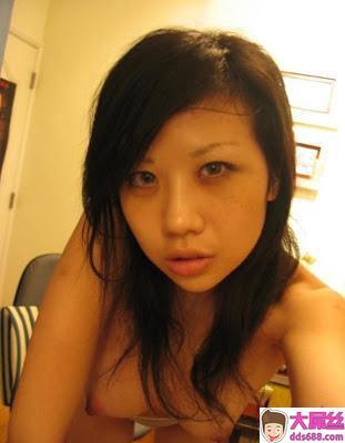 空姐艷照曝光家中全裸抱胸自拍