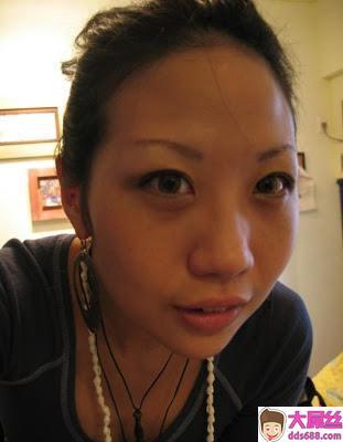 空姐艷照曝光家中全裸抱胸自拍