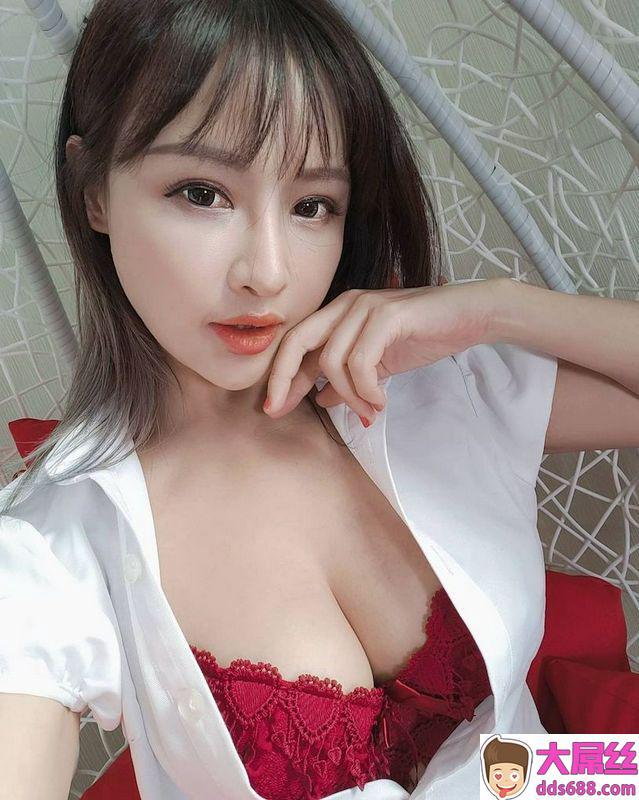 LeiYi蕾依车头灯很巨大,穿低胸内衣快爆出了!