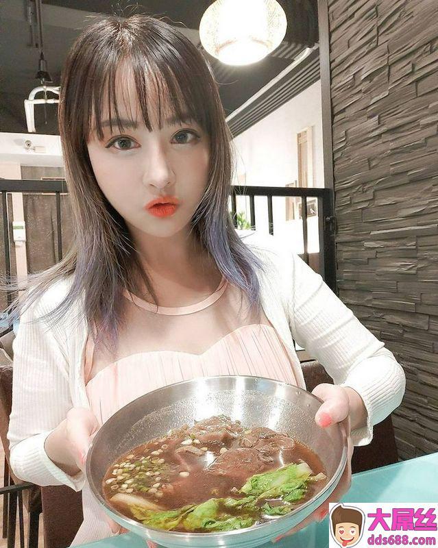 LeiYi蕾依车头灯很巨大,穿低胸内衣快爆出了!