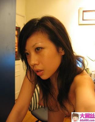 空姐艷照曝光家中全裸抱胸自拍