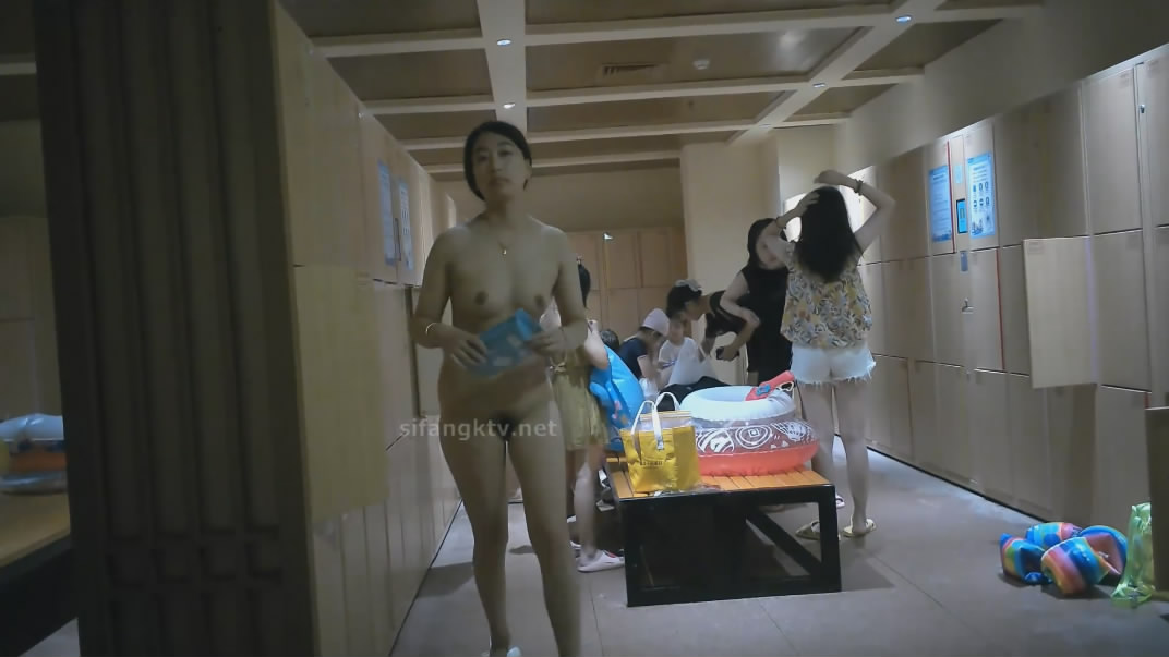 新流出大神潜入水上乐园更衣间四处游走偷拍眼镜妹的胸真完美不知道是不是人造的