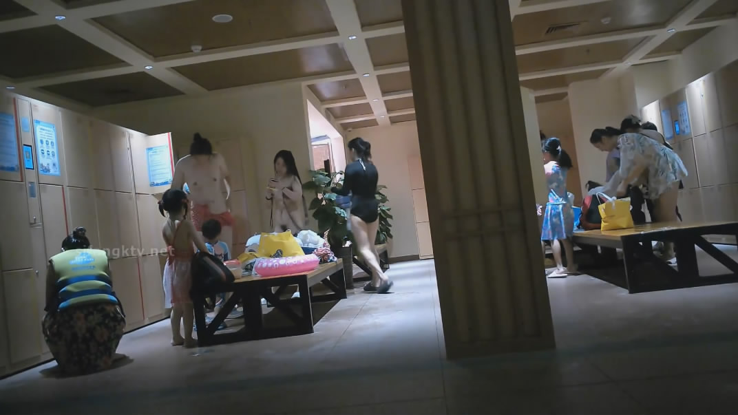 新流出大神潜入水上乐园更衣间四处游走偷拍眼镜妹的胸真完美不知道是不是人造的