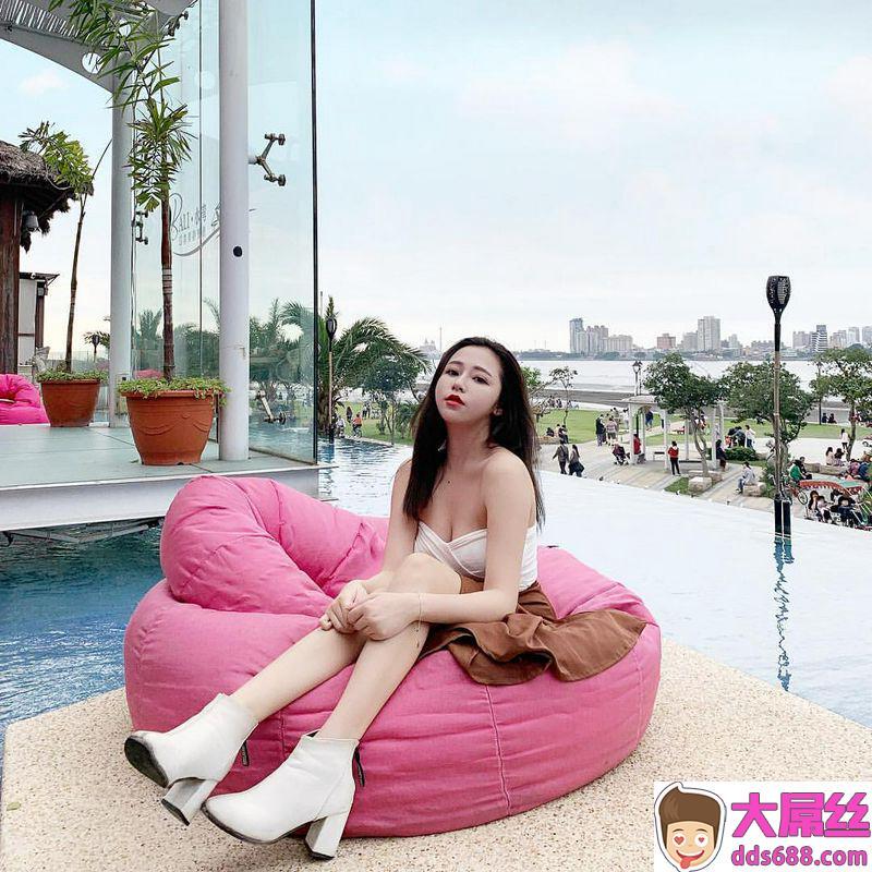 大学生了没梦梦衣服下藏雪白隐乳饱满32C大解放