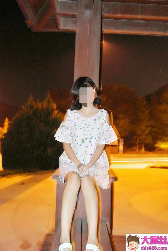 深夜的凉亭,勇敢的露出,享受暴露带来的刺激与快感