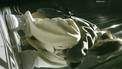 【厕拍新品】丝高新品KTV+商场女厕全景5人次，高颜值红衣黑内小姐姐尿尿入镜10分钟