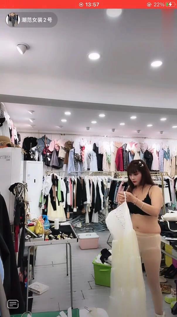 【抖音直播漏点】潮范女装--店主开直播偷拍顾客换衣，美女发现吓飞，十几个顾客中招了，超刺激
