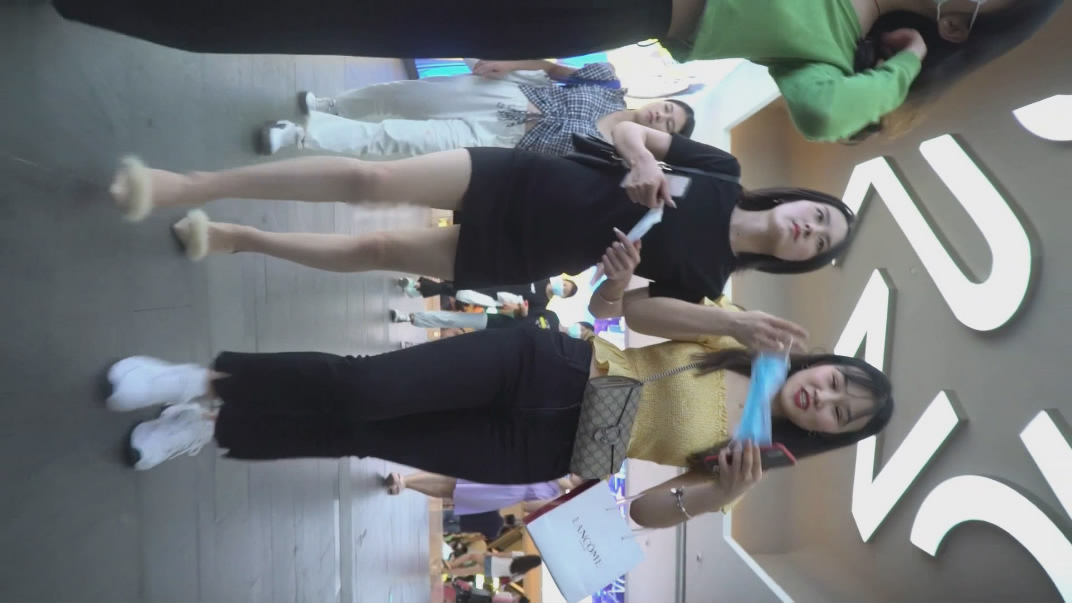 大神偷拍美女裙底包臀裙美女逛超市！半蹲骚内裤贴着镜头性感橙裙少妇带孩子参加活动透明黑内肉臀