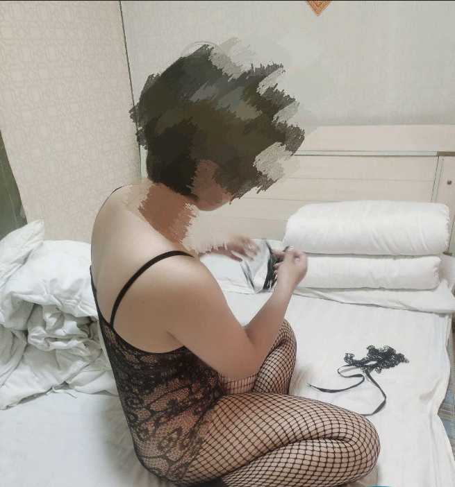 朋友妻 被我操 李哥在隔壁饭店吃饭 我偷操他媳妇 真刺激