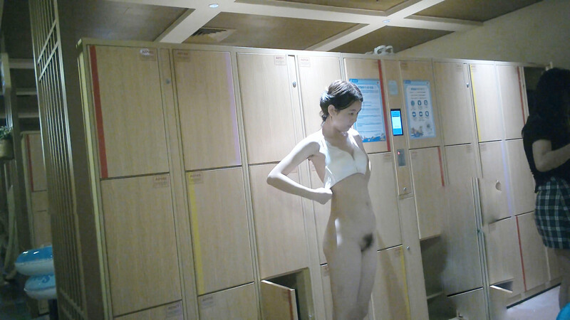 国内某水上乐园偷拍换衣A罩杯小奶子妹换衣服,奶子虽小,但阴毛很多