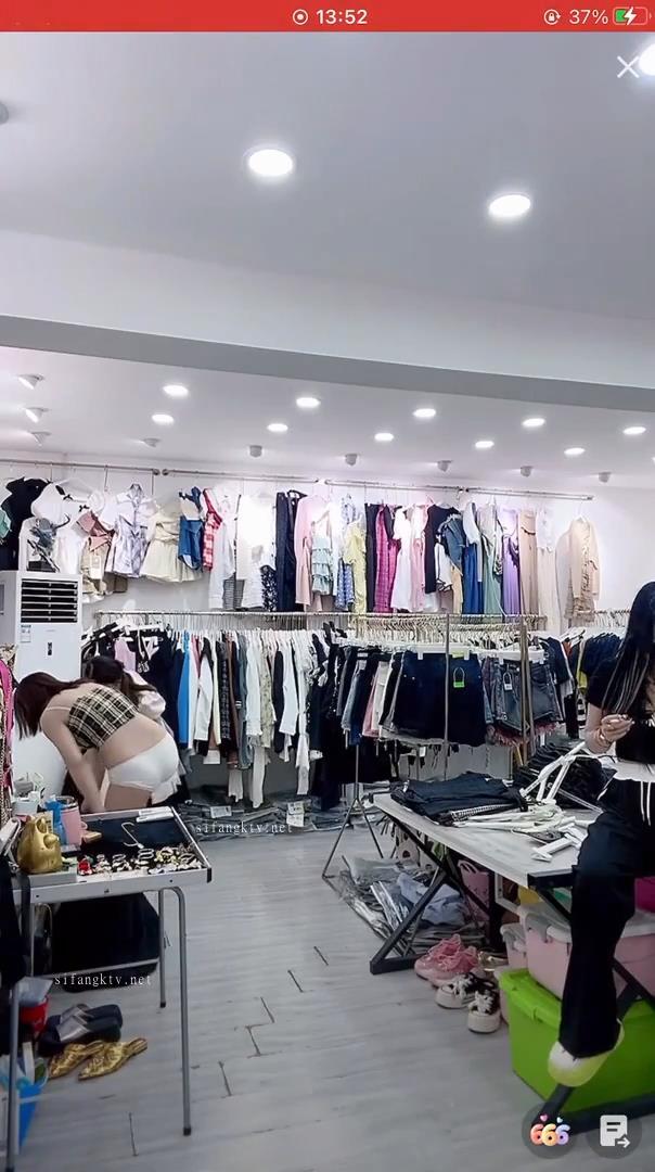 【抖音直播漏点】潮范女装--店主开直播偷拍顾客换衣，美女发现吓飞，十几个顾客中招了，超刺激