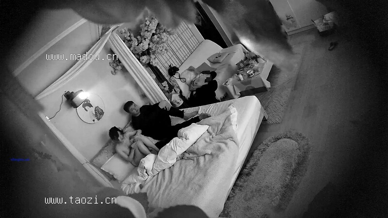 【酒店偷拍】痴情男带上女神开房，清秀漂亮，相拥脱光身材一级棒，爱抚舌吻相拥缠绵一个多小时