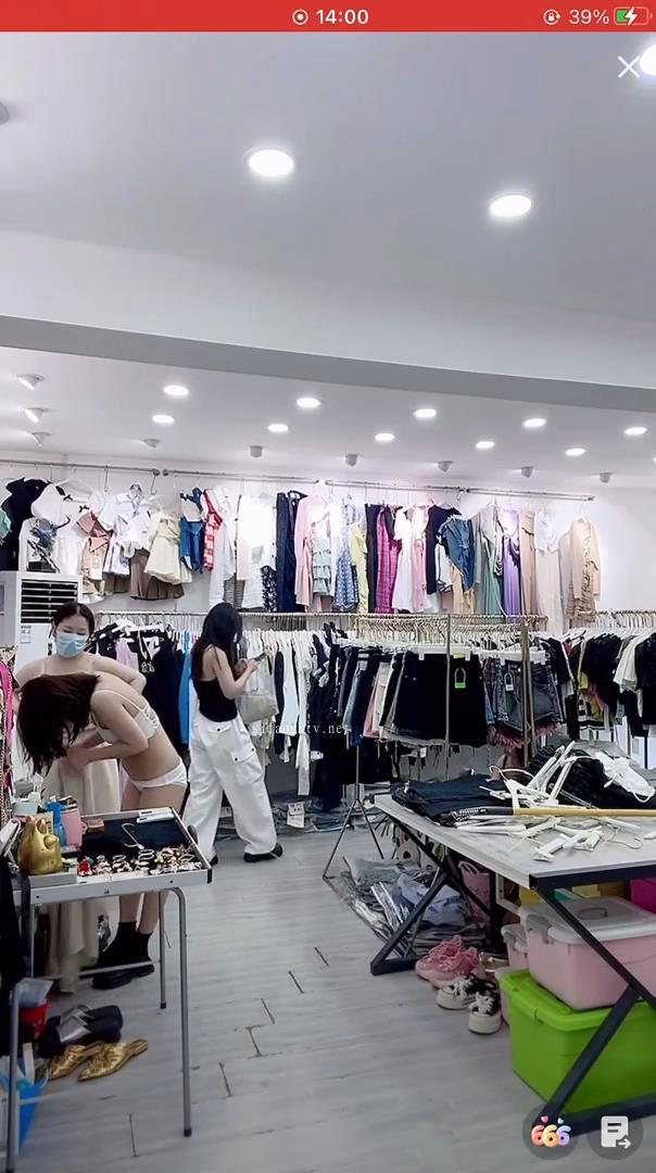 【抖音直播漏点】潮范女装--店主开直播偷拍顾客换衣，美女发现吓飞，十几个顾客中招了，超刺激
