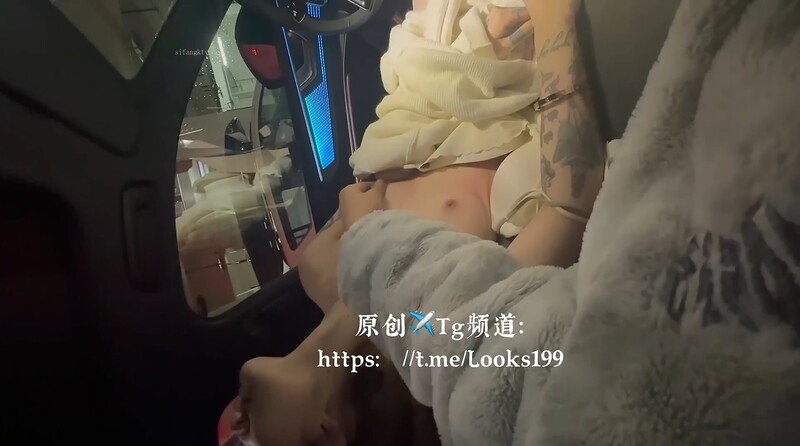 超漂亮酒吧DJ的闺蜜喝醉了身材颜值一流车内就开始发骚了，蜜桃臀美乳真粉