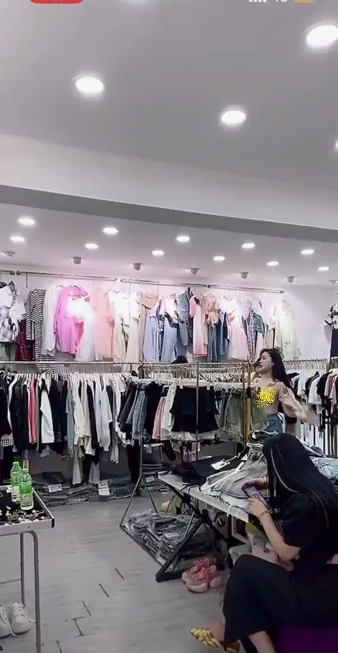 【抖音直播漏点】潮范女装--店主开直播偷拍顾客换衣，美女发现吓飞，十几个顾客中招了，超刺激