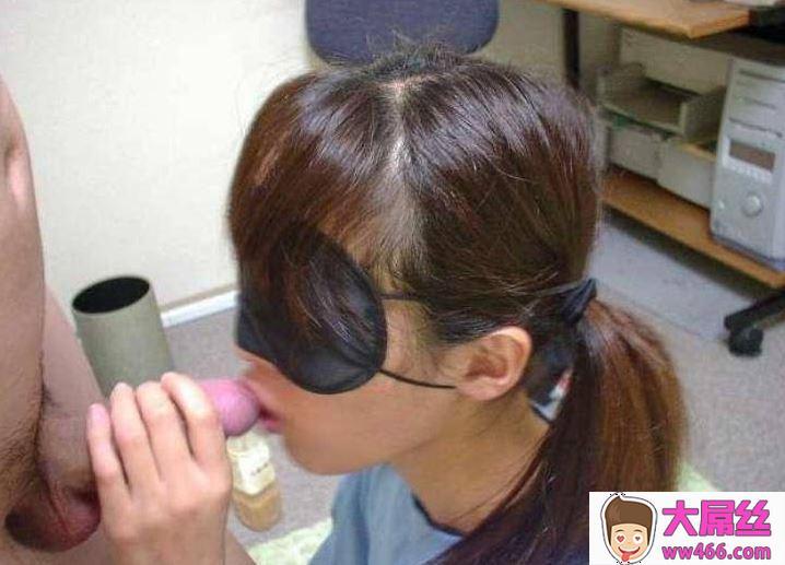 把无毛嫩女的眼罩住,用大鷄吧插她的嘴和逼