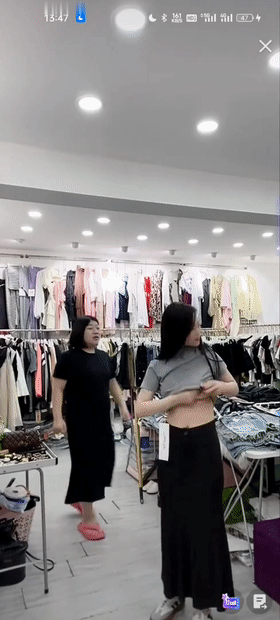 【抖音直播漏点】潮范女装--店主开直播偷拍顾客换衣，美女发现吓飞，十几个顾客中招了，超刺激