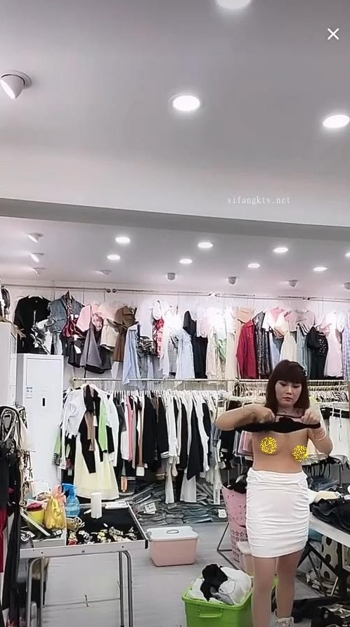 【抖音直播漏点】潮范女装--店主开直播偷拍顾客换衣，美女发现吓飞，十几个顾客中招了，超刺激